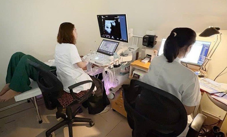 Doctors screen for breast cancer.