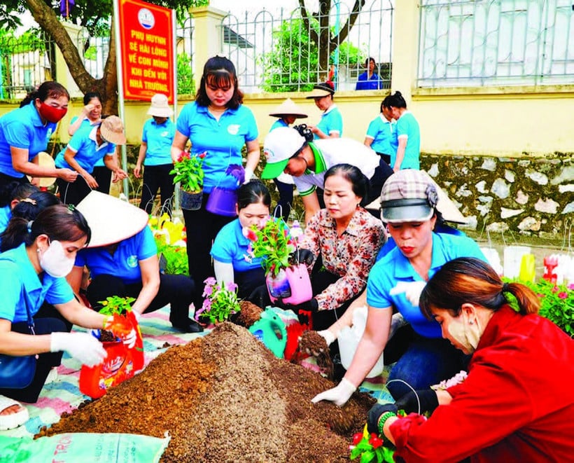 ប្រជាជន​ក្នុង​សង្កាត់ An Tuong ខេត្ត Tuyen Quang កែច្នៃ​កាកសំណល់​ប្លាស្ទីក​ទៅជា​ផើងផ្កា។