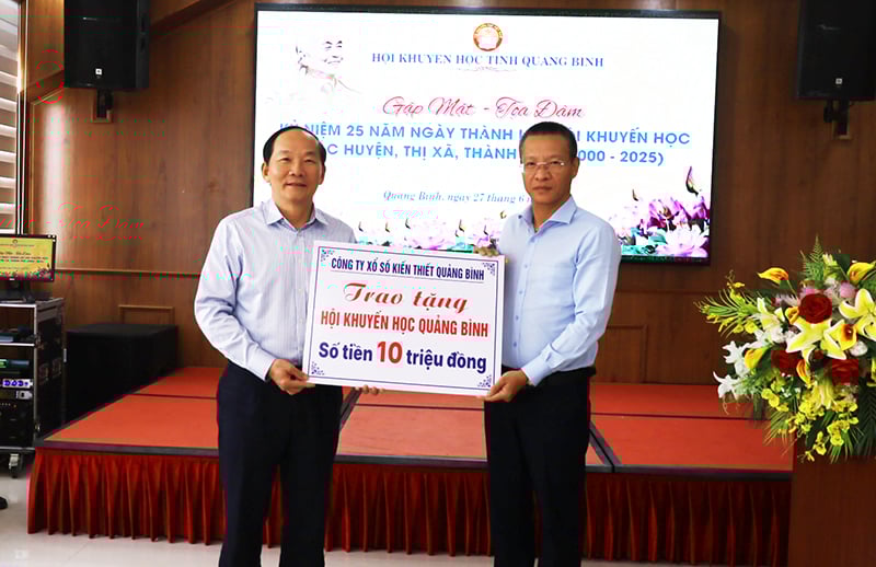 บริษัท Quang Binh Lottery จำกัด บริจาคเงิน 10 ล้านดองให้กับสมาคมส่งเสริมการศึกษาประจำจังหวัด