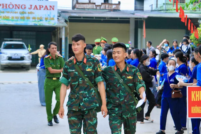 Chiến sĩ trẻ ôn thi trong doanh trại, nuôi ước mơ vào Học viện Biên Phòng ảnh 1