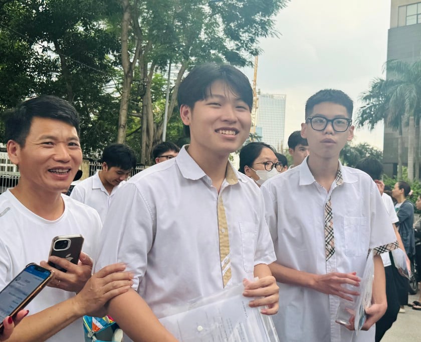 Nhiều phụ huynh không giấu được niềm vui khi con thông báo làm bài tốt.