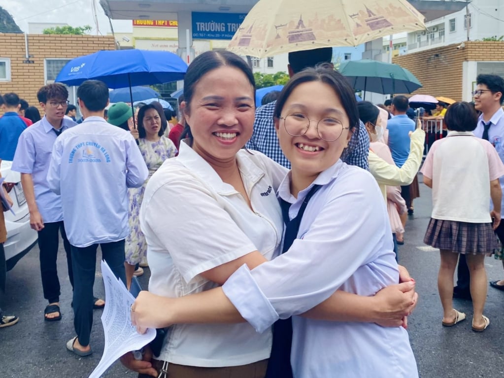Các thí sinh hạnh phúc trong vòng tay của gia đình sau khi hoàn thành kỳ thi.