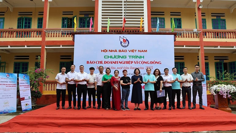 lanh-dao-hoi-nha-bao-tang-bang-khen-tri-an-cac-nha-tai-tro.jpg