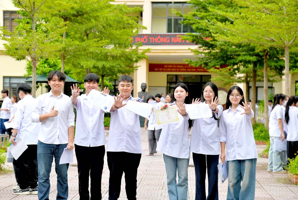 Thí sinh tại điểm thi Trường THPT Lê Hồng Phong (thành phố Hà Giang) rời phòng thi môn Ngữ văn với tâm trạng phấn khởi. 	