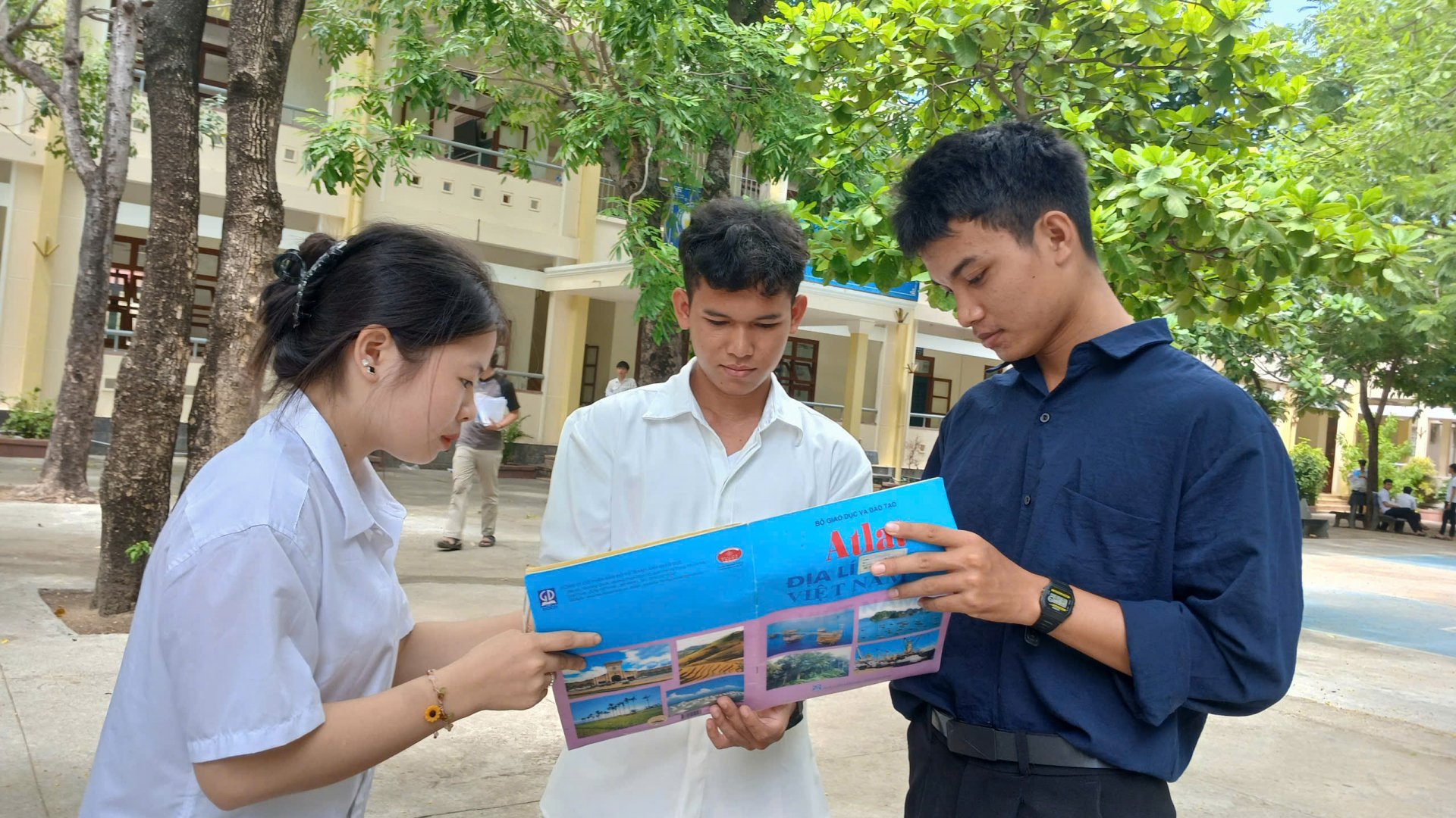 Thí sinh thi Chương trình giáo dục phổ thông 2006 tại điểm thi Trường THCS Trần Quốc Toản 
(TP Tuy Hòa) trao đổi bài thi môn Địa lý sau khi kết thúc môn thi. Ảnh: TRUNG HIẾU