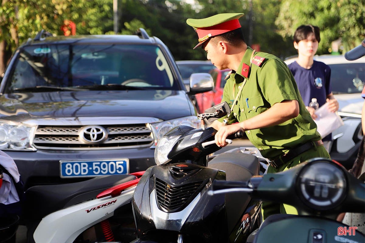 Trong không khí căng thẳng nhưng cũng đầy yêu thương của mùa thi, không chỉ có các bậc phụ huynh là "điểm tựa" vững chắc cho thí sinh, mà còn có sự góp mặt thầm lặng nhưng đầy hiệu quả của lực lượng công an, đoàn viên thanh niên và các tình nguyện viên. Họ chính là những "hậu phương" vững chắc, đảm bảo cho kỳ thi diễn ra một cách an toàn, thuận lợi và ý nghĩa nhất.