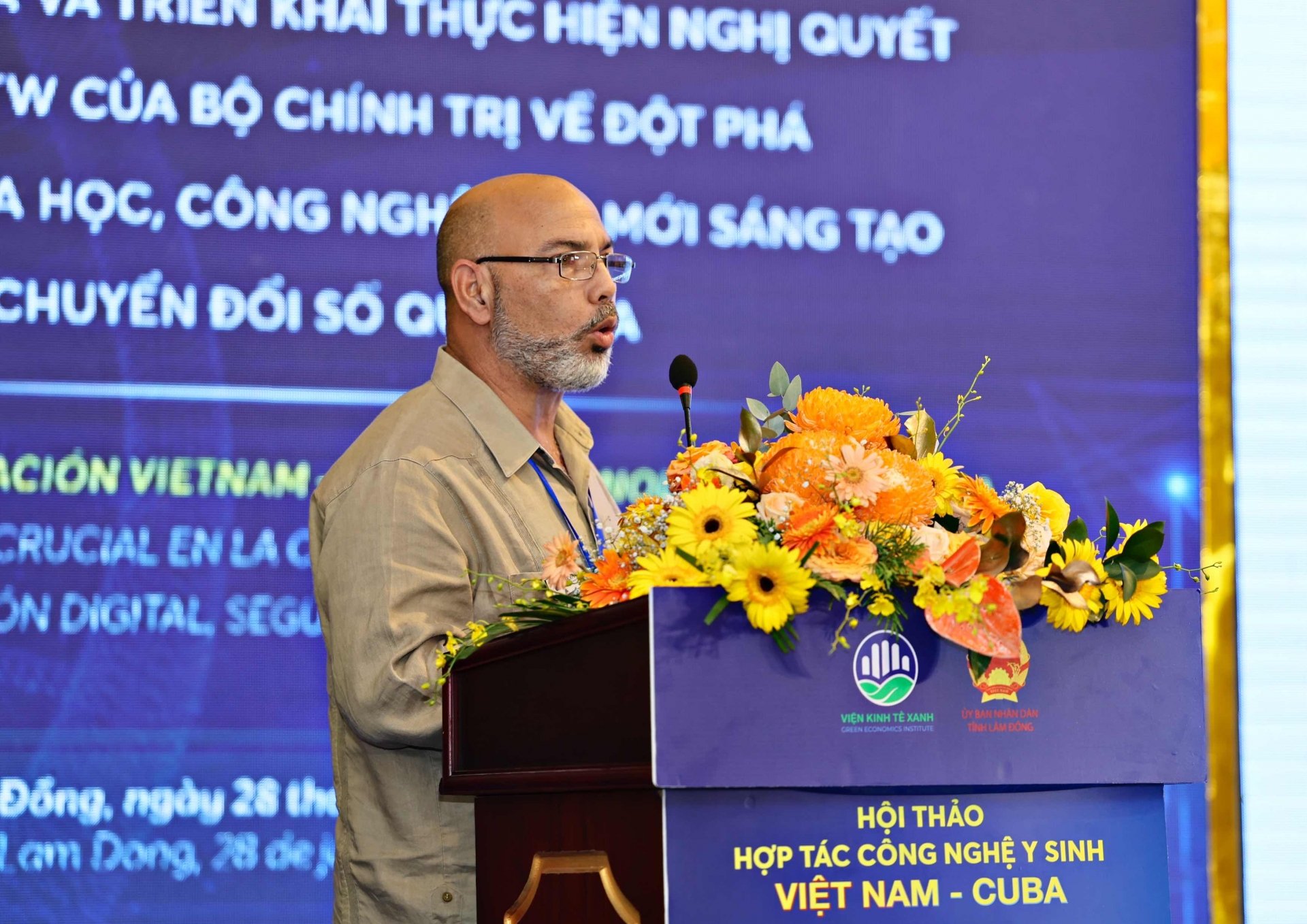 អ្នកជំនាញគុយបាថ្លែងក្នុងសិក្ខាសាលា