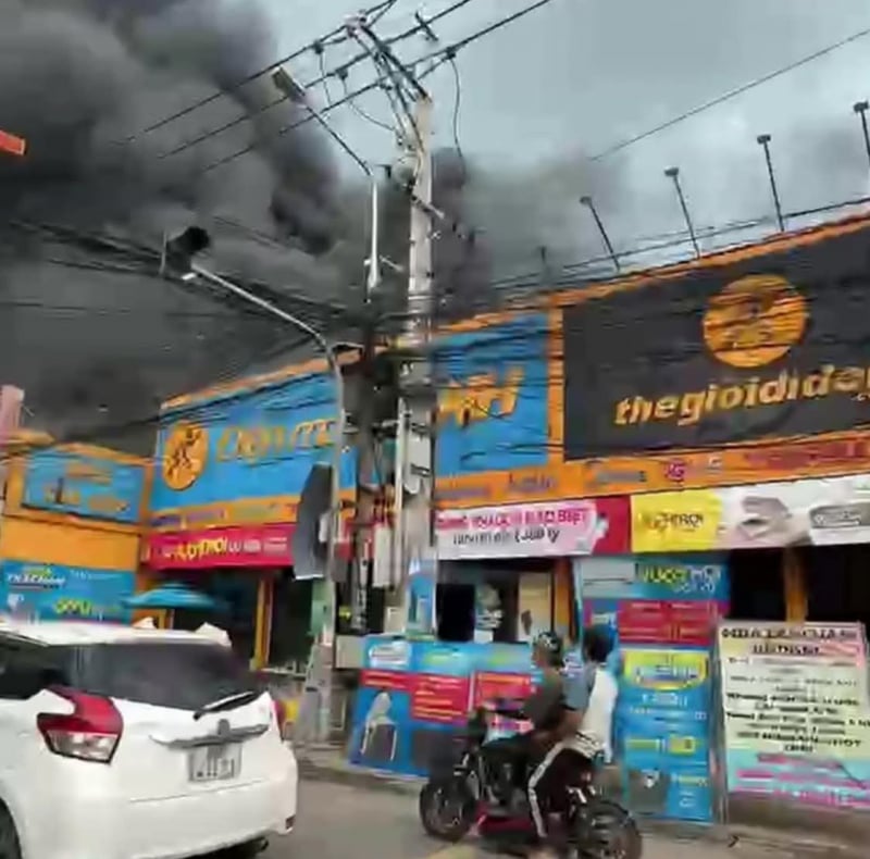 ไฟไหม้ร้านขายเครื่องใช้ไฟฟ้าสีเขียวตอนเที่ยง -0