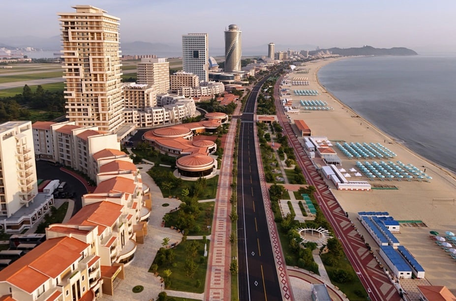 Ngay sát biển là công viên giải trí và bể bơi lộ thiên, khu thể thao ven cát gồm sân bóng chuyền bãi biển, khu tập thể dục công cộng và đường chạy bộ dài nhiều km chạy dọc bờ biển. Ảnh: Rodong Sinmun.