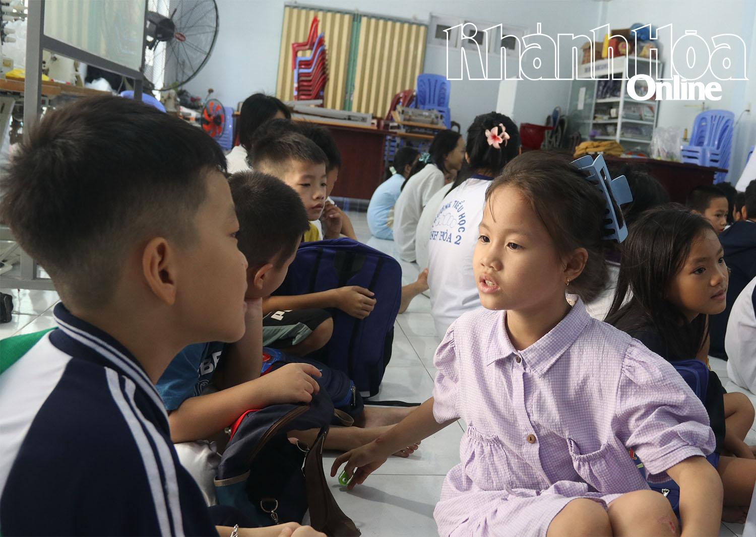 Em Diệu hỗ trợ kiểm tra bài cũ cho các bạn.
