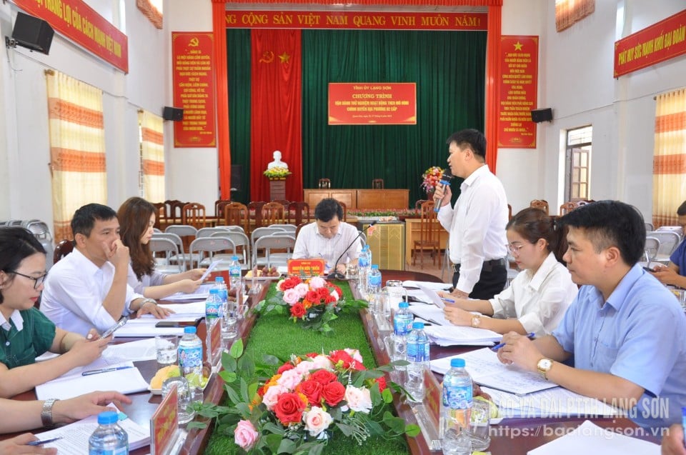 The leader of Quan Son Commune Party Committee pointed out the difficulties and problems of the commune in organizing and implementing the operation of the two-level local government.