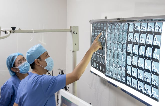bs-tmh-quan-sat-ket-qua-ct-scan.jpg