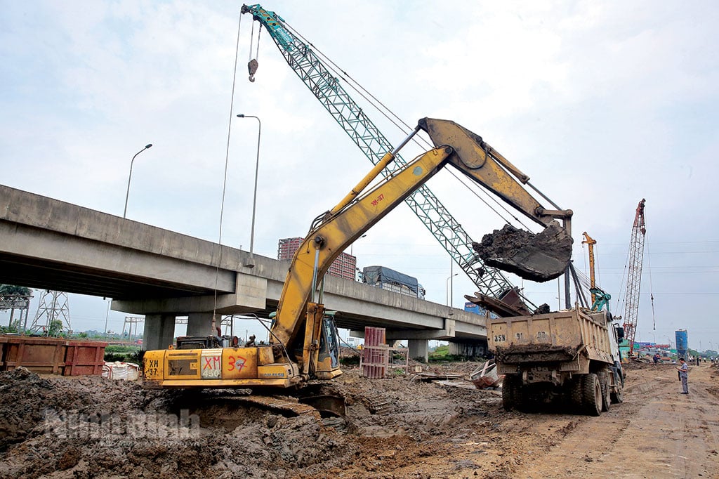 Thi công tuyến đường cao tốc Bắc-Nam đoạn Cao Bồ-Mai Sơn.
