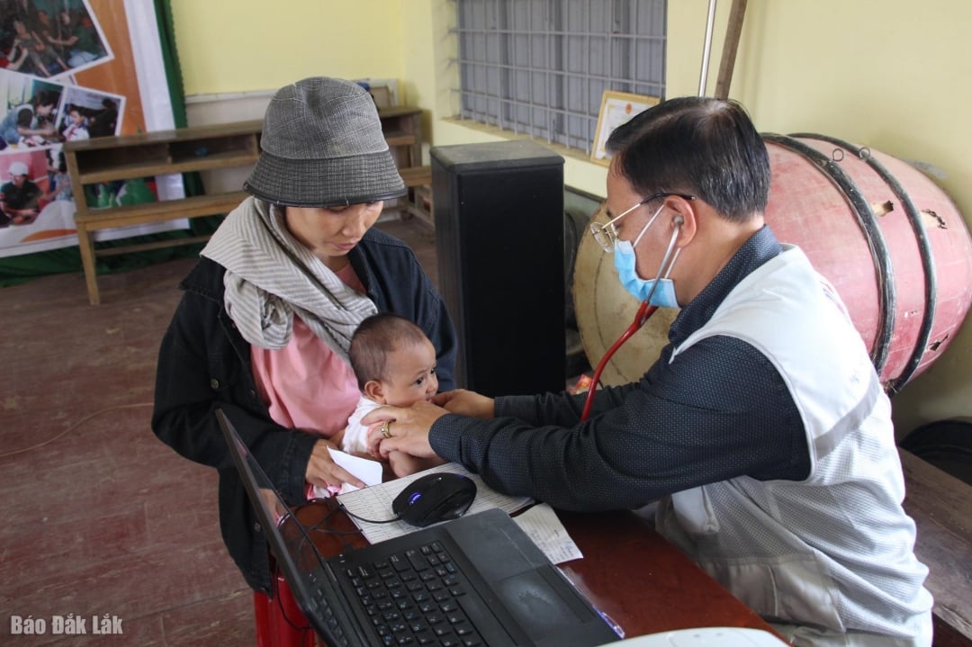Y, bác sĩ khám bệnh cho thiếu nhi