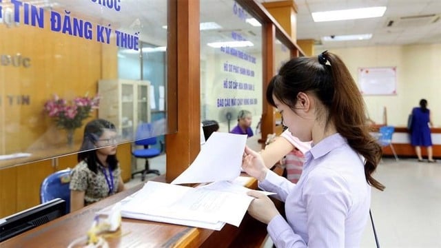 Cơ quan thuế làm việc cả ngày nghỉ để hỗ trợ người nộp thuế khi sắp xếp bộ máy mới (Ảnh minh họa: KT)