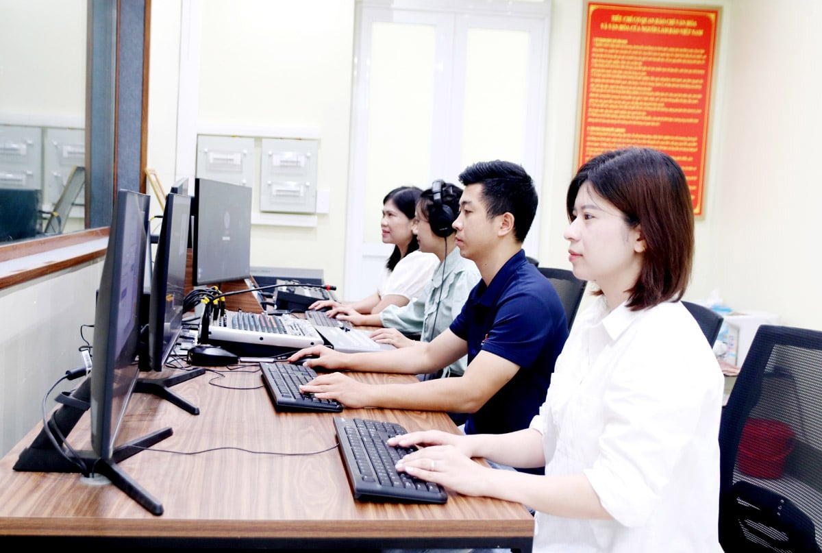 Trang thiết bị hiện đại giúp Báo Hà Giang điện tử nâng cao chất lượng sản phẩm báo chí.          Ảnh: THU PHƯƠNG