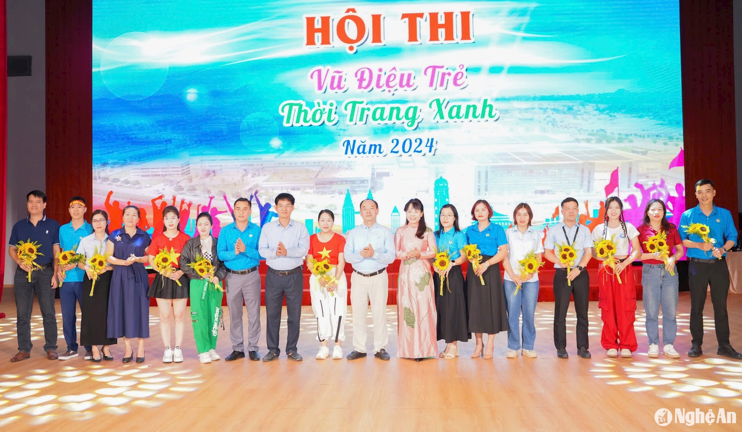 Ban Tổ chức và các khách mời tặng hoa cho đại diện các đơn vị tham dự hội thi. Ảnh: Diệp Thanh