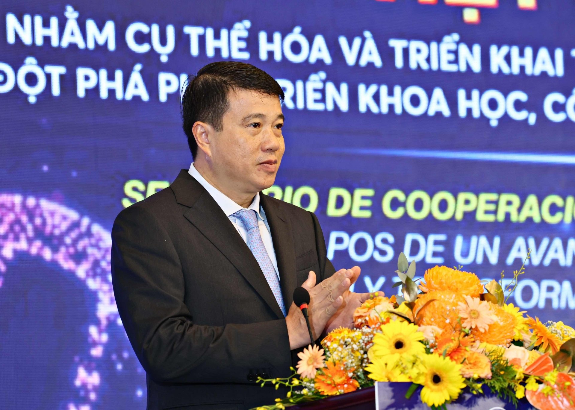លោក Y Thanh Ha Nie Kdam លេខាគណៈកម្មាធិការបក្សខេត្ត Lam Dong ថ្លែងសុន្ទរកថាបើកសិក្ខាសាលា។