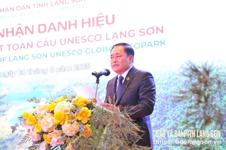 Đồng chí Hồ Tiến Thiệu, Phó Bí thư Tỉnh ủy, Chủ tịch UBND tỉnh phát biểu tại buổi lễ