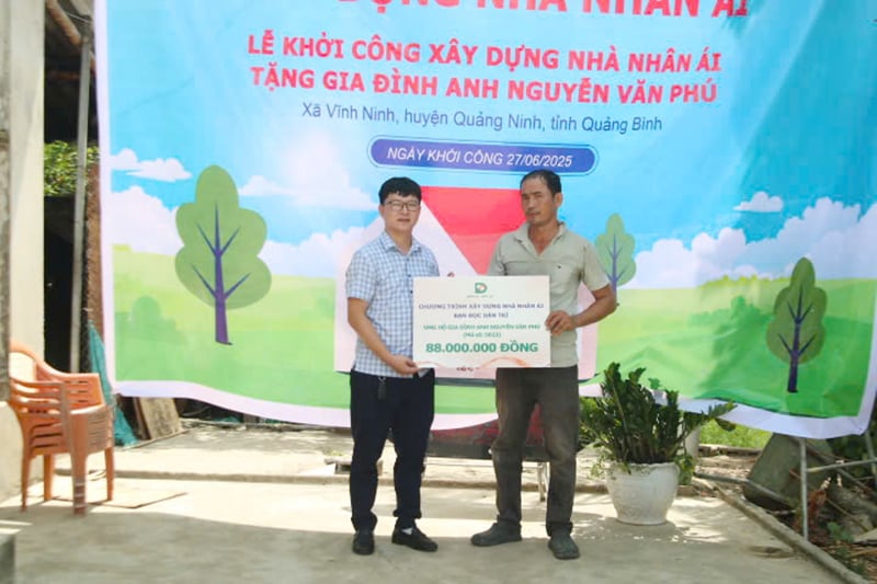 ផ្តល់ថវិកាជួយសាងសង់ផ្ទះសប្បុរសធម៌ជូនគ្រួសារលោក Nguyen Van Phu ។