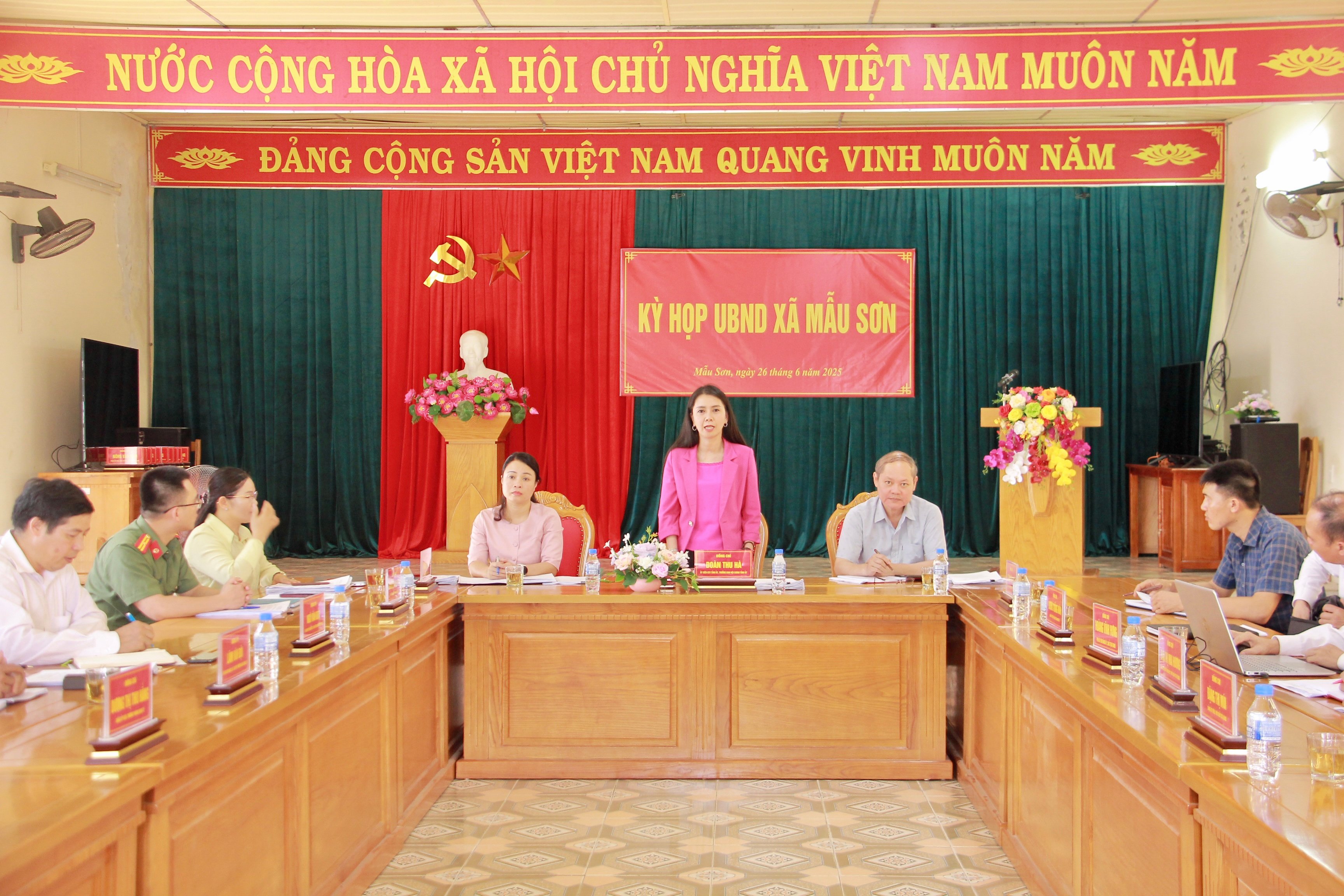 Comrade Doan Thu Ha, Member of the Provincial Party Standing Committee, Head of the Provincial Party Committee's Internal Affairs Committee, Head of the Working Group, gave a speech at the Mau Son Commune People's Committee Meeting.