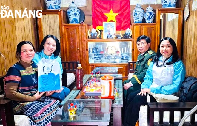 Hội Liên hiệp Phụ nữ thành phố Đà Nẵng đến thăm, trao quà cho phụ nữ khó khăn của huyện Tây Giang (tỉnh Quảng Nam). Ảnh: H. THU	