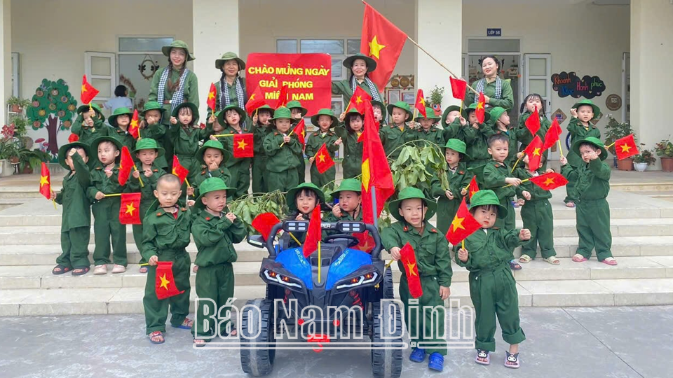 Các cháu Trường Mầm non Lộc An (thành phố Nam Định) trải nghiệm Tập làm chú bộ đội nhân Ngày Giải phóng miền Nam 30/4.