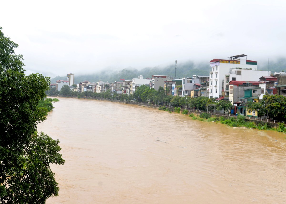 Mực nước trên sông Lô (thành phố Hà Giang) dâng lên cao do mưa lũ. Ảnh: Mộc Lan
