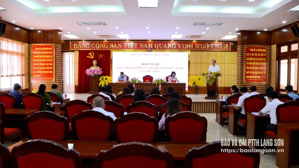 Comrade Phung Quang Hoi, Member of the Provincial Party Standing Committee, Secretary of Lang Son City Party Committee, Secretary of the Dong Kinh Ward Party Committee (new) chaired the first meeting of the Dong Kinh Ward Party Executive Committee.