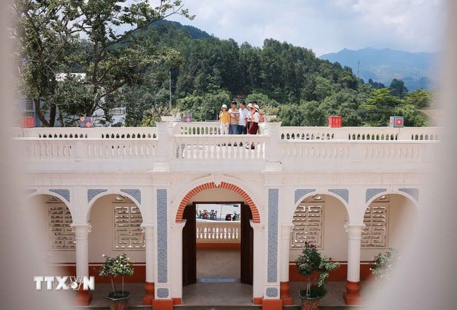 ttxvn-dinh-thu-hoang-a-tuong-vien-ngoc-kien-truc-giua-long-cao-nguyen-trang-bac-ha-8116991-3.jpg
