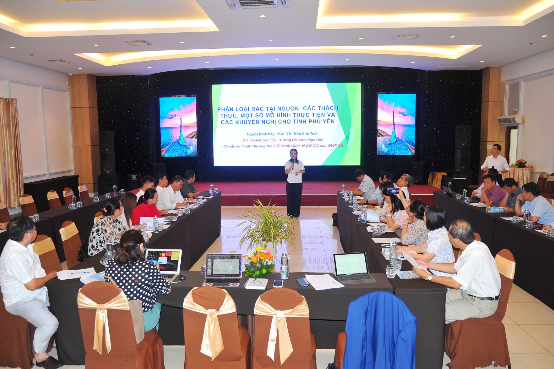 Trung tâm Hỗ trợ phát triển xanh tổ chức hội thảo triển khai mô hình phân loại rác thải tại nguồn. Ảnh: ANH NGỌC