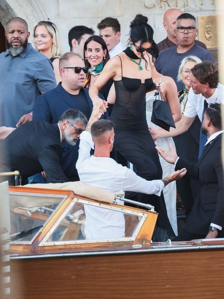 Chị em Kim Kardashian mặc hở bạo, bị chê cười tại tiệc cưới tỷ phú - 11