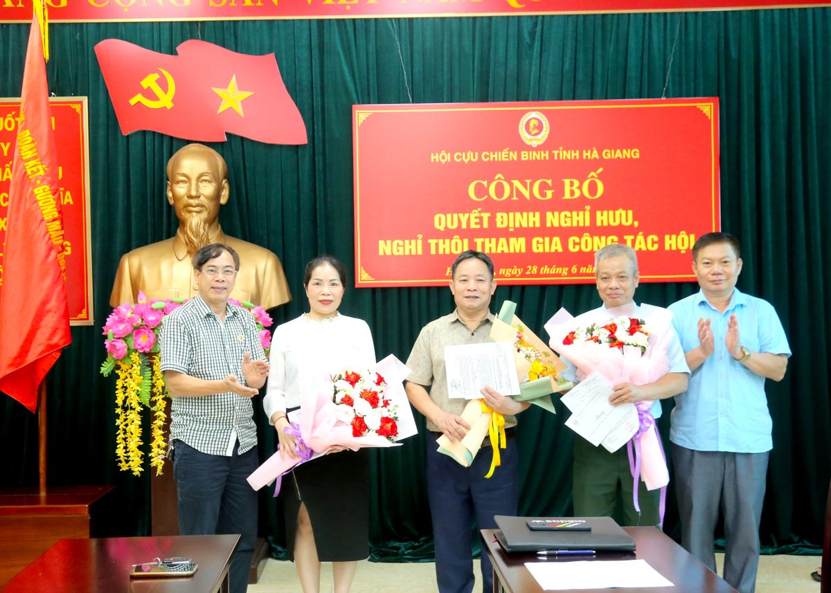 Lãnh đạo Hội CCB tỉnh trao các quyết định và tặng hoa chúc mừng các đồng chí nghỉ công tác.