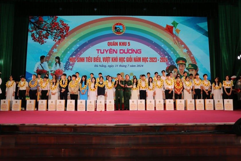 Chương trình tuyên dương học sinh tiêu biểu, vượt khó học giỏi được Quân khu tổ chức hằng năm nhằm động viên khích lệ các cháu học sinh.