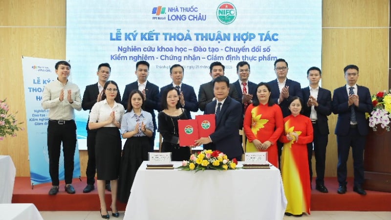 Signing ceremony of cooperation agreement between Long Chau and National Institute for Food Safety and Hygiene Control.