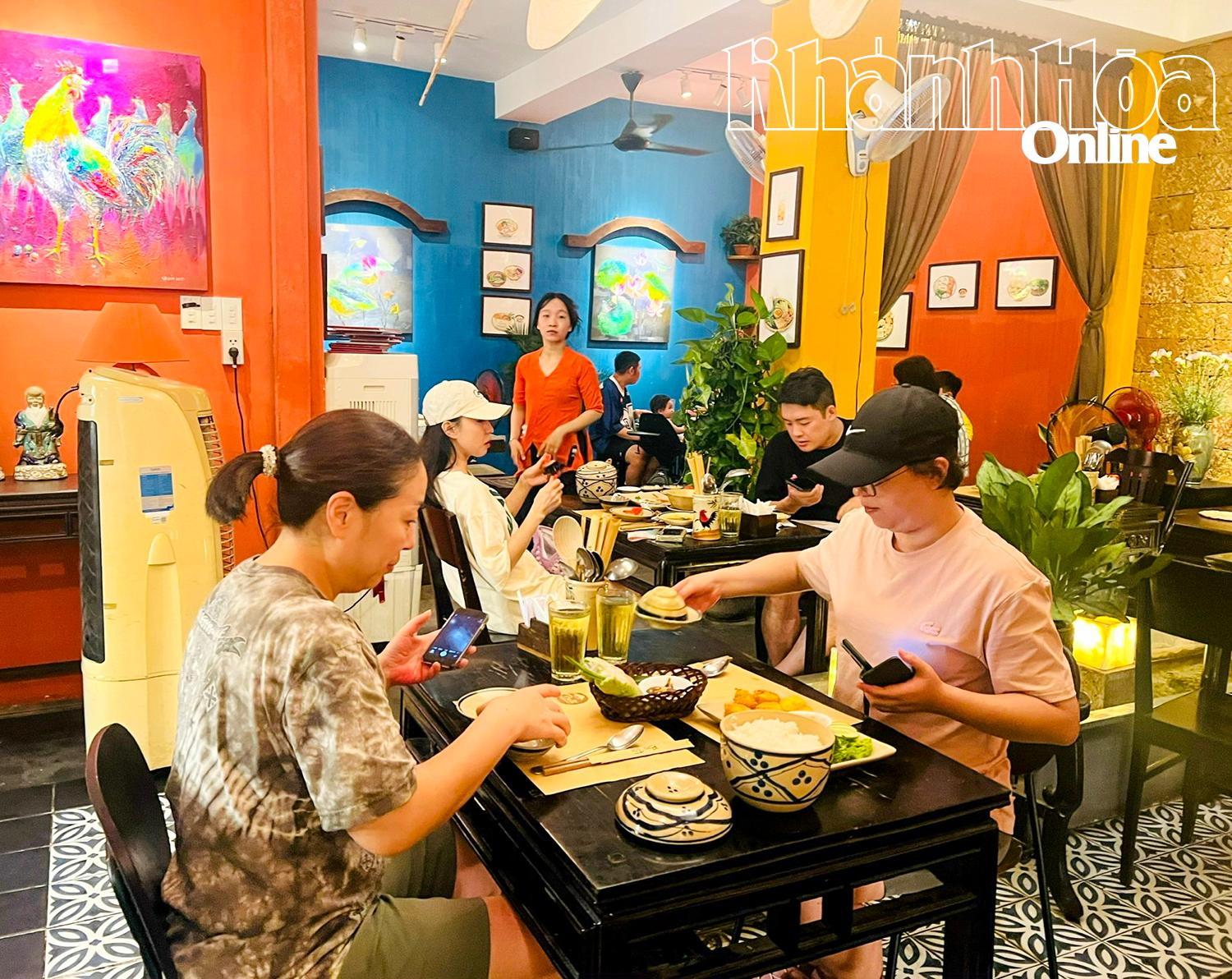 Khách Hàn Quốc thưởng thức ẩm thực Việt.