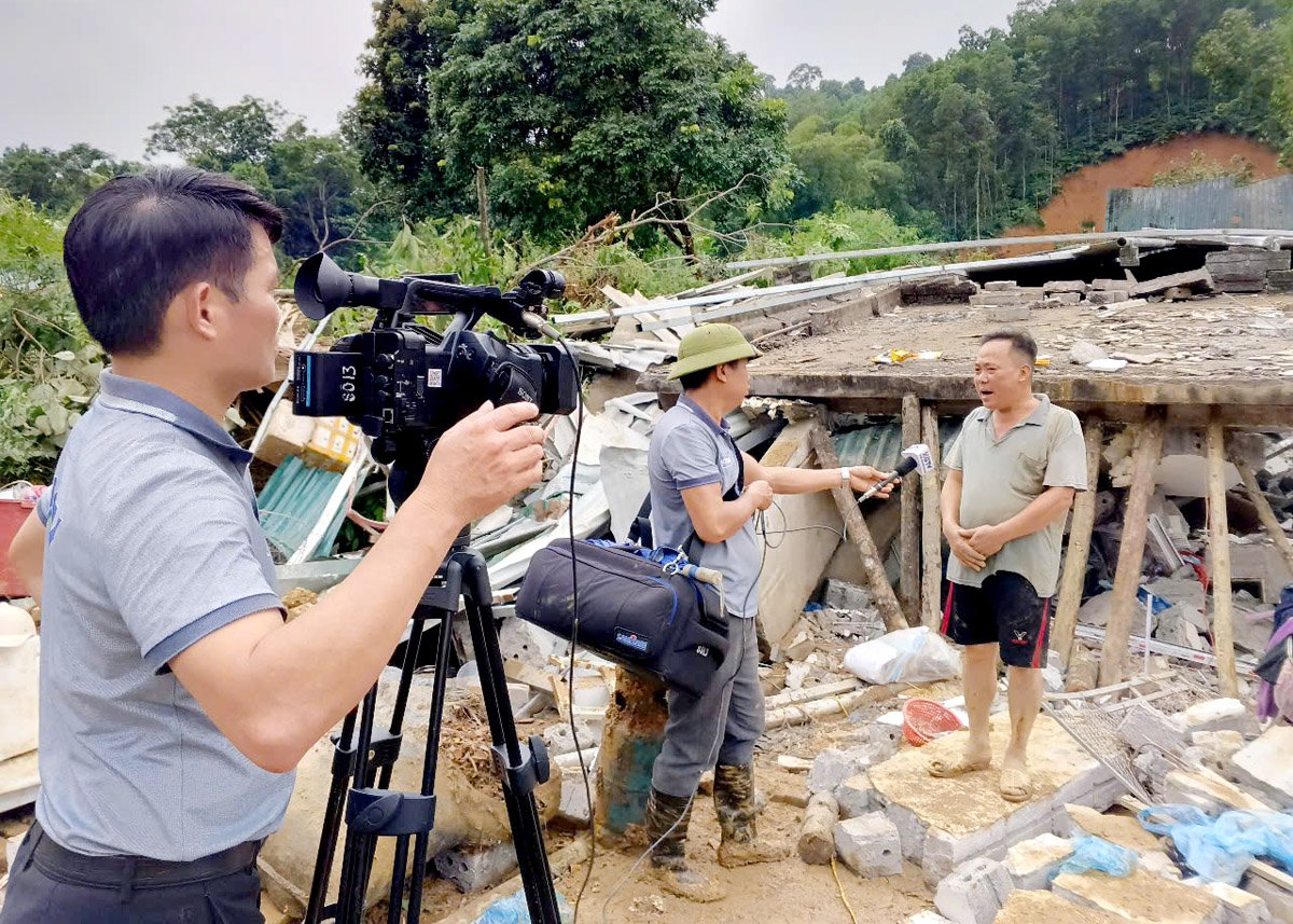 Phóng viên Báo Hà Giang tác nghiệp tại vùng lũ Bắc Quang năm 2024.
