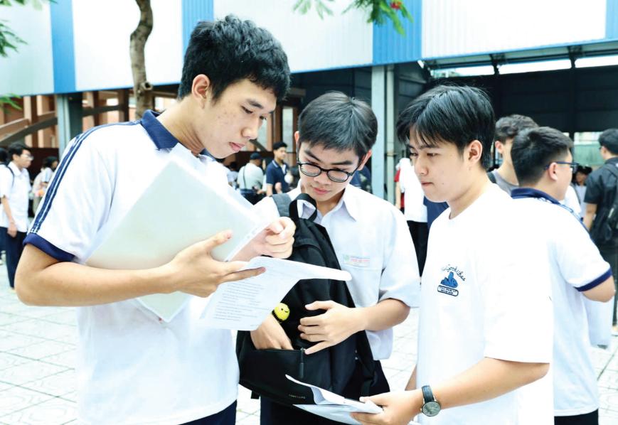Thí sinh tại điểm thi Trường THPT Ngô Quyền (thành phố Biên Hòa) thảo luận đề thi môn tự chọn sau môn thi
cuối cùng của Kỳ thi tốt nghiệp THPT năm 2025.