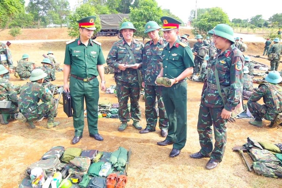 dai-dien-lanh-dao-su-doan-2-kiem-tra-cong-tac-huan-luyen-san-sang-chien-dau-anh-hoa-le.jpg