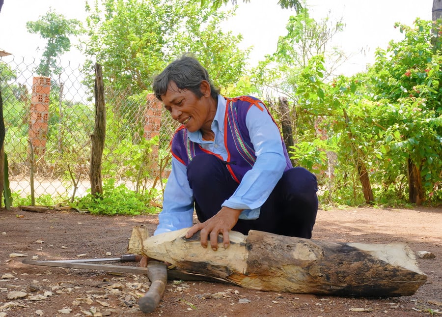ong-siu-krang-lang-dek-xa-hbong-huyen-chu-se-tinh-gia-lai-ti-mi-duc-deo-khuc-go-bang-dung-cu-thu-cong-truyen-thong-anh-dong-lai.jpg
