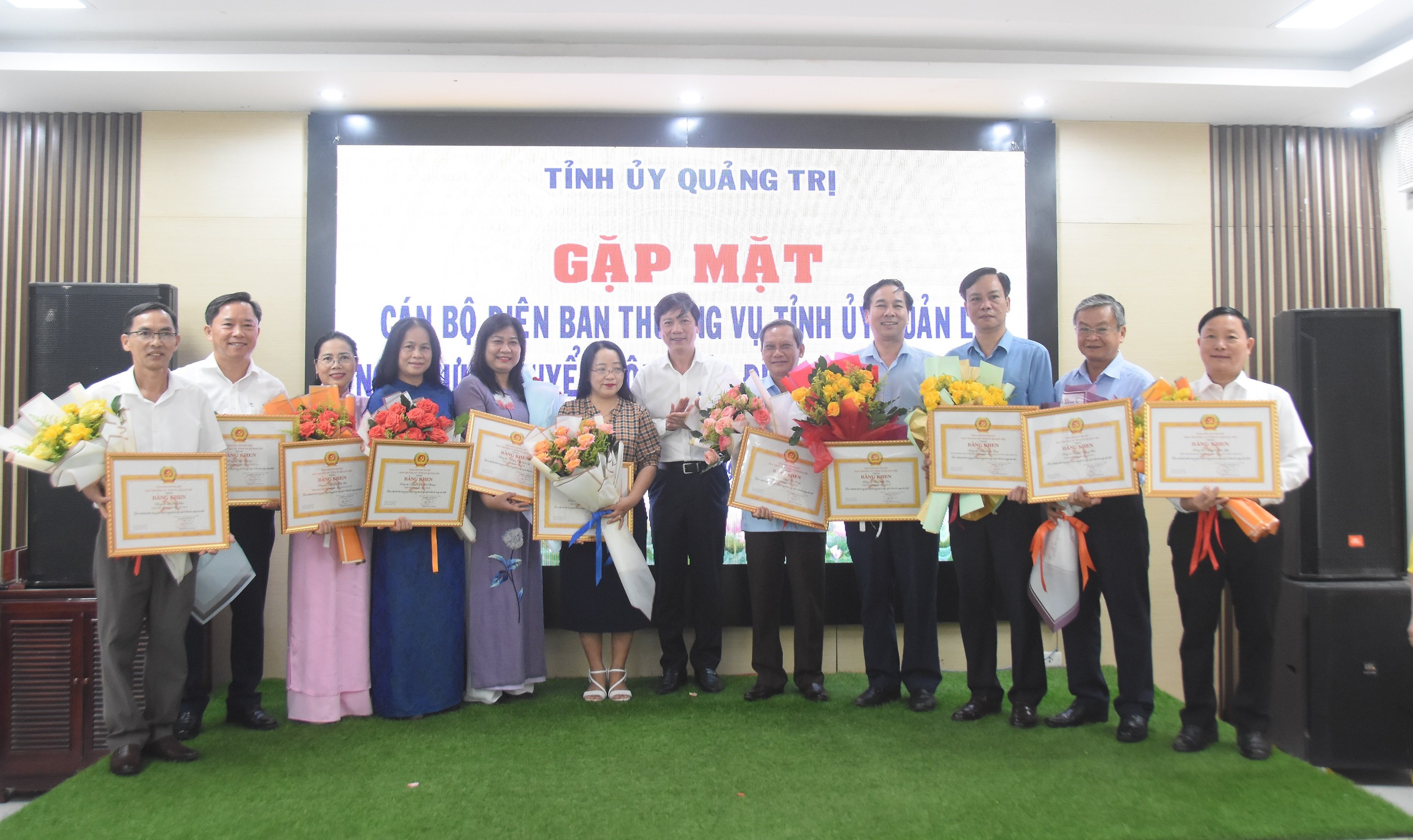 ជួបសំណេះសំណាលជាមួយមន្ត្រីក្រោមឱវាទនៃគណៈកម្មាធិការអចិន្ត្រៃយ៍គណបក្សខេត្ត ដែលត្រូវចូលនិវត្តន៍ និងផ្ទេរការងារ រហូតដល់ថ្ងៃទី០១ ខែកក្កដា ឆ្នាំ២០២៥