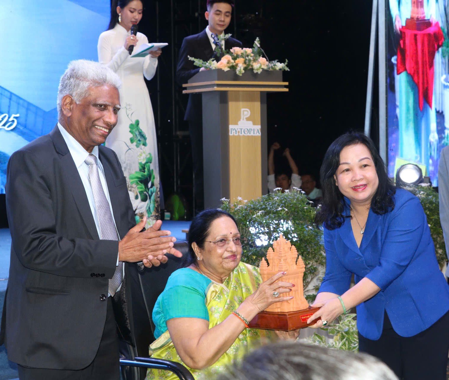 Đồng chí Cao Thị Hòa An, Bí thư Tỉnh ủy, Chủ tịch HĐND tỉnh trao quà lưu niệm cho bà VELAGAPUDI LAKSHMANA INDIRA DUTT (Chủ tịch kiêm Giám đốc điều hành Tập đoàn KCP, Chủ tịch Hội đồng thành viên KCP).