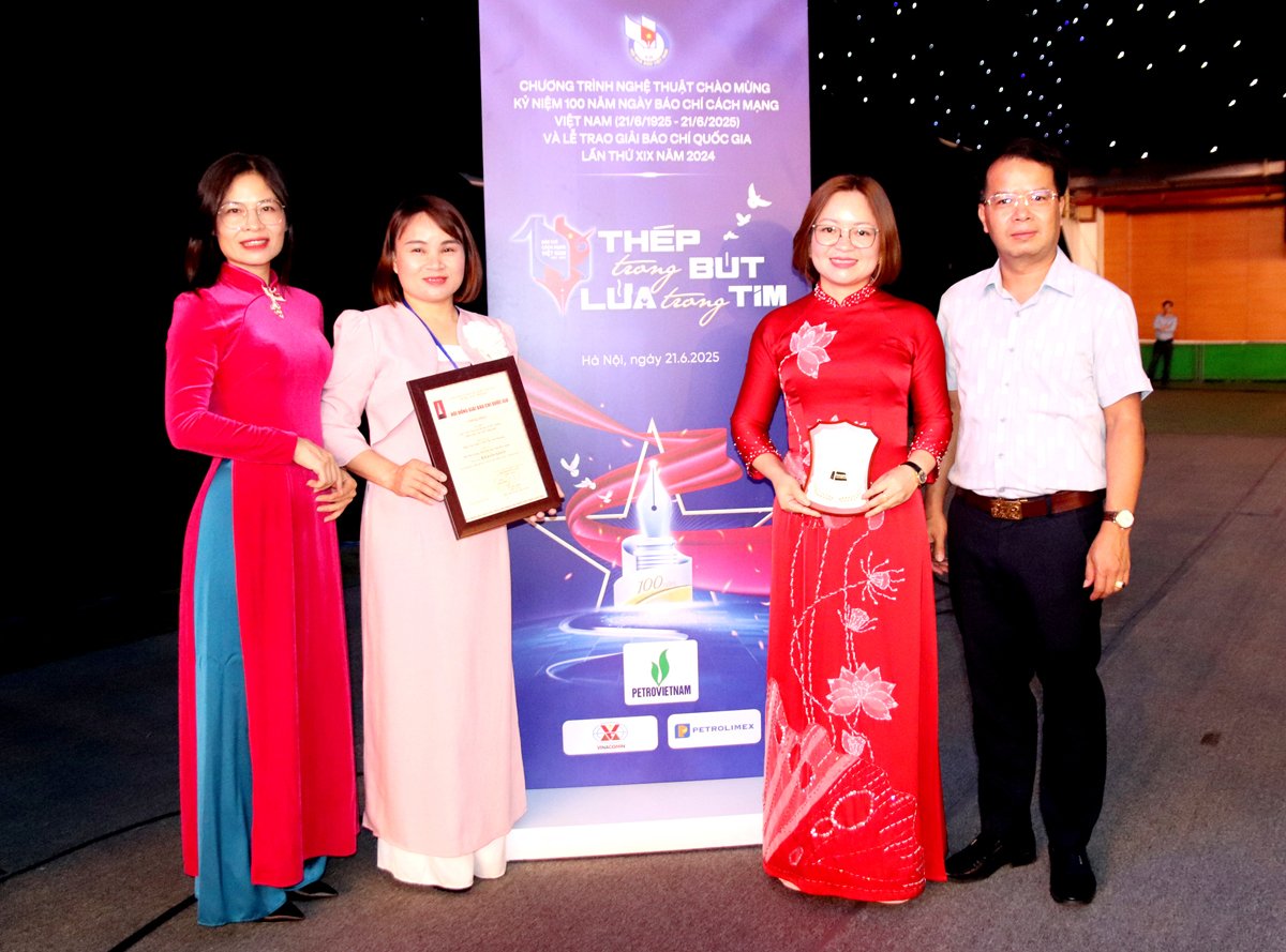 Mai Ngoc Quynh รองบรรณาธิการบริหารหนังสือพิมพ์ห่าซางและคณะนักเขียนได้รับรางวัล Encouragement Prize ของ National Press Award ครั้งที่ 19 เมื่อปี 2024