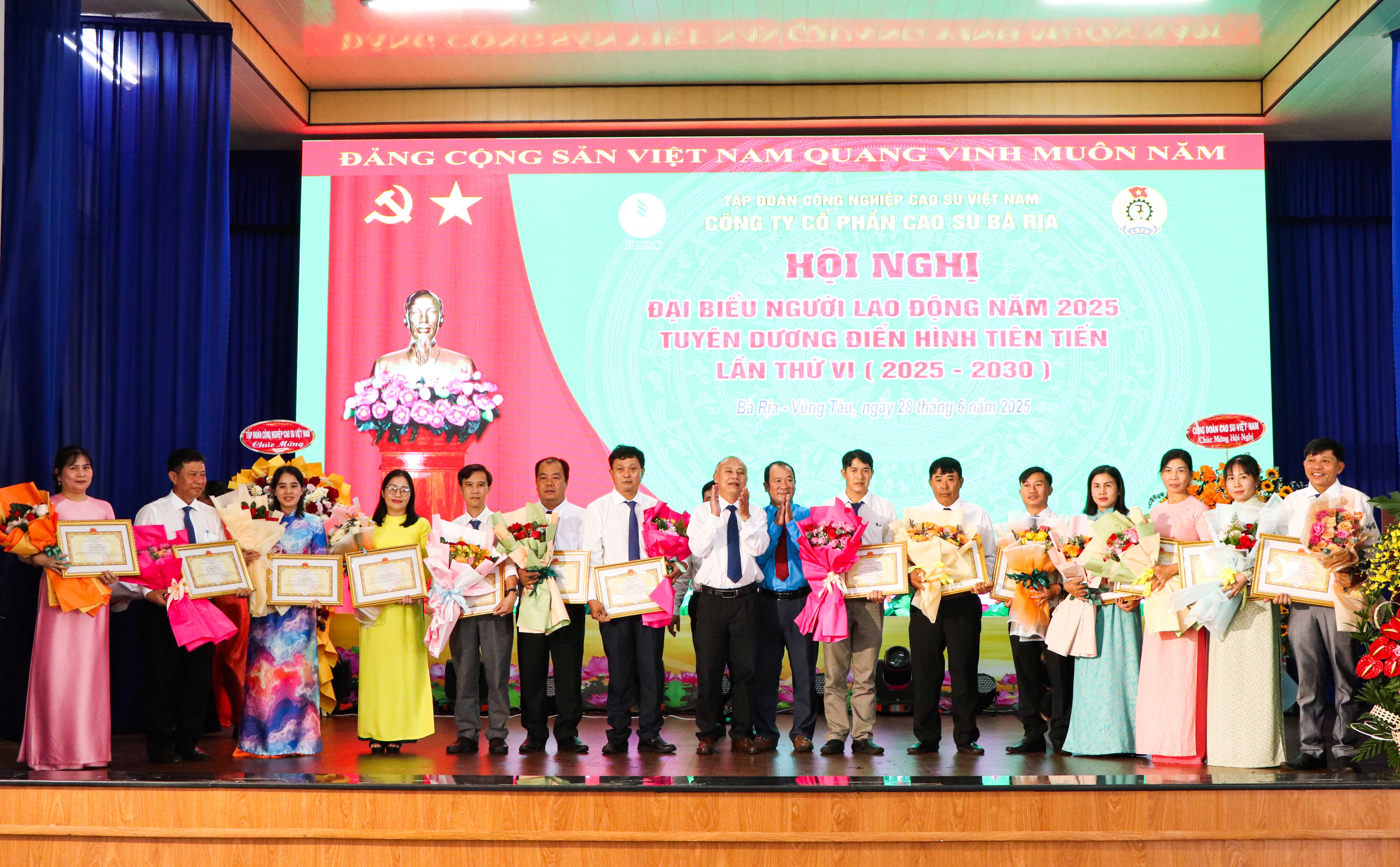 Ông Phạm Hải Dương, Phó Tổng Giám đốc Tập đoàn Công nghiệp Cao su Việt Nam; ông Nguyễn Ngọc Mùi, Phó Chủ tịch Công đoàn Cao su Việt Nam khen thưởng các tập thể, cá nhân hoàn thành xuất sắc nhiệm vụ năm 2024.