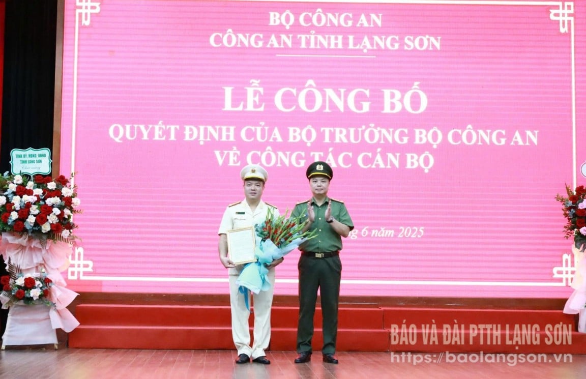 Thừa uỷ quyền của Bộ trưởng Bộ Công an, Đại tá Nguyễn Tiến Trung, Uỷ viên Ban thường vụ Tỉnh uỷ, Giám đốc Công an tỉnh trao quyết định và tặng hoa chúc mừng Thượng tá Nguyễn Hữu Đức, Phó Giám đốc Công an tỉnh