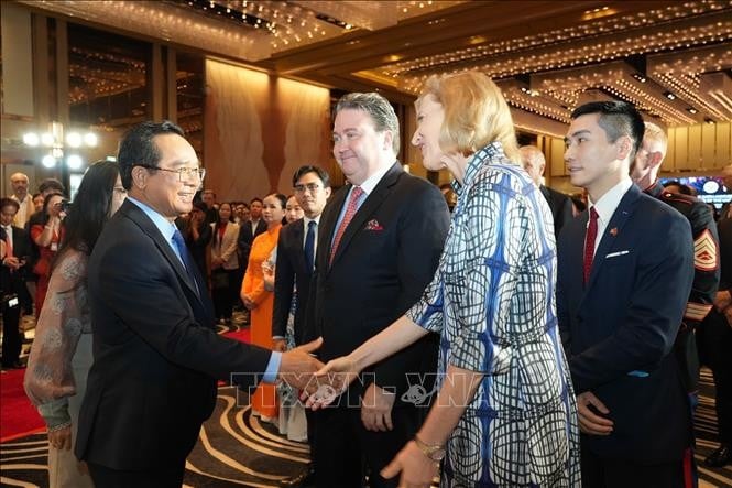 Chủ tịch UBND TP. Hồ Chí Minh Nguyễn Văn Được chúc mừng Đại sứ Hoa Kỳ tại Việt Nam Marc E. Knapper và Tổng Lãnh sự Hoa Kỳ tại TP. Hồ Chí Minh Susan Burns tại lễ kỷ niệm. 