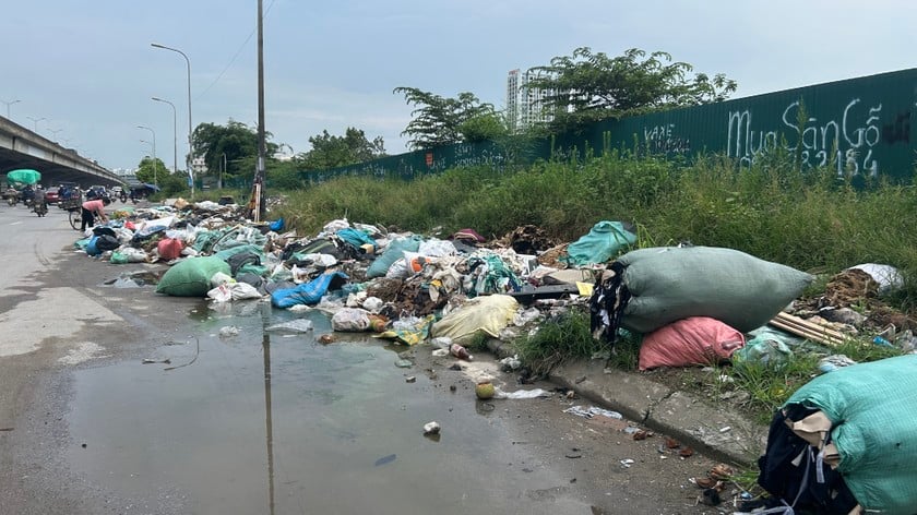 Mỗi khi trời mưa, nước mưa và nước từ rác thải rỉ ra bốc mùi xú uế. Mỗi khi trời mưa, nước mưa và nước từ rác thải rỉ ra bốc mùi xú uế.