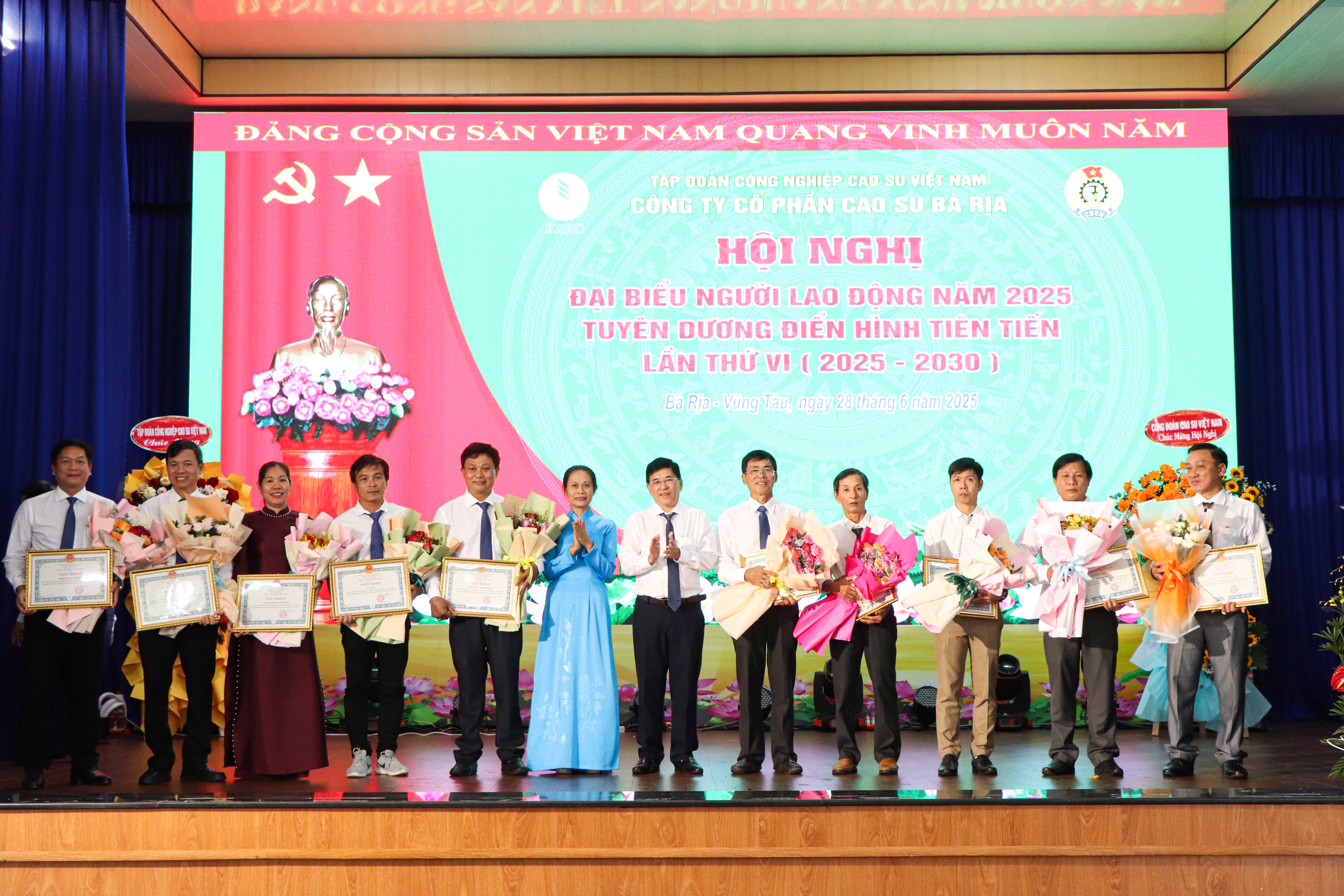 Ông Trần Khắc Chung, Bí thư Đảng ủy, Tổng Giám đốc Công ty CP Cao su Bà Rịa; bà Nguyễn Thị Thúy Hằng, Chủ tịch Công đoàn Công ty khen thưởng các cá nhân điển hình tiên tiến giai đoạn 2020-2025.