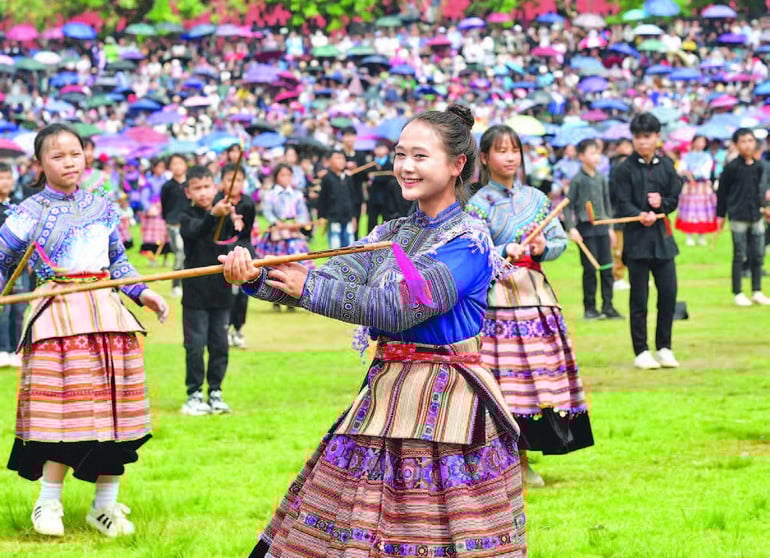 4trang-phuc-cua-nguoi-phu-nu-hmong-ruc-ro.jpg