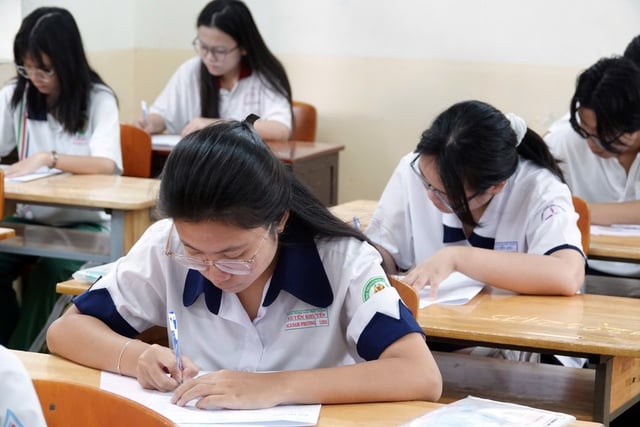 Đáp án môn văn thi tốt nghiệp THPT 2025 nên thế nào để phù hợp chương trình mới? - Ảnh 1.